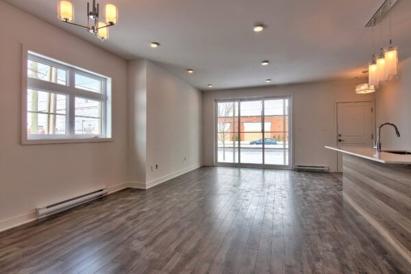 Appartement lumineux avec grande fenestration et cuisine ouverte, idéal pour la gestion immobilière. Design épuré et intérieur spacieux, parfait pour investisseurs ou locataires.