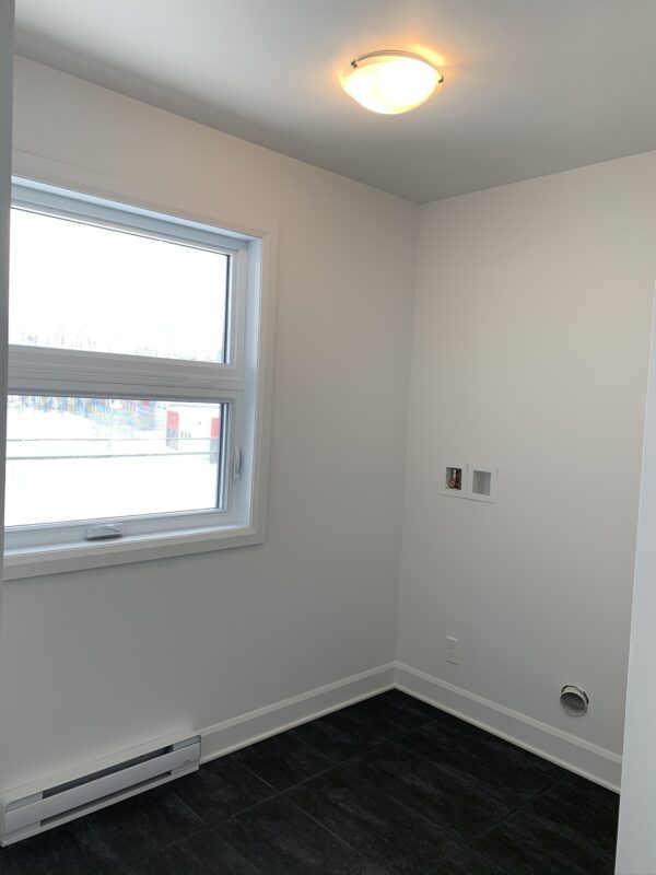 Appartement 2 chambres à Mirabel secteur St-Canut, disponible à partir du 1er juillet. Parfait pour famille ou professionnel recherchant un logement confortable et pratique.