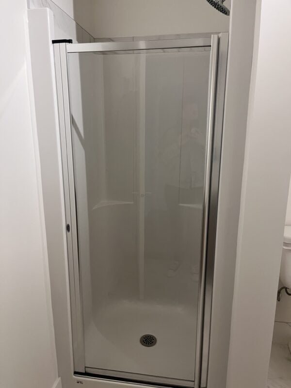 Photo d'une douche cabine élégante et fonctionnelle dans un appartement à gestion immobilière. Idéal pour valoriser votre investissement locatif ou résidence principale.