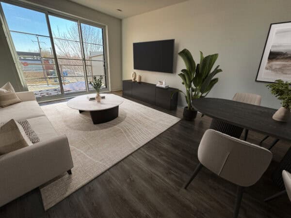 Confort et ambiance chaleureuse dans un espace de vie bien aménagé avec grand balcon, plantes et décoration moderne.