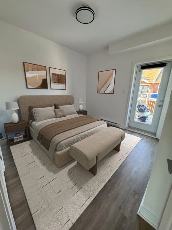 Photo d'une chambre moderne et accueillante avec mobilier élégant, grande fenêtre donnant sur un balcon extérieur, décoration neutre et accessoires minimalistes.