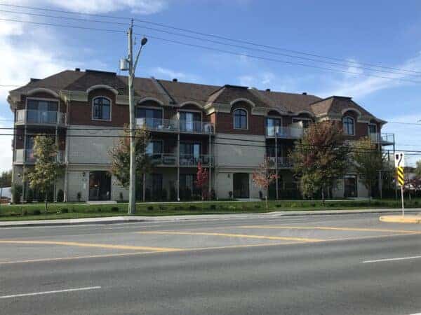 Appartements résidentiels avec espaces verts, balcons et façades élégantes, situés dans un quartier prisé, parfaits pour investisseurs ou futurs propriétaires.