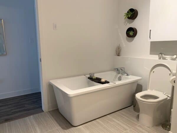 Balnéo moderne, salle de bain contemporaine, meubles minimalistes, décoration épurée, intérieur lumineux, confort et détente, aménagement intérieur haut de gamme, espace bain relaxant.
