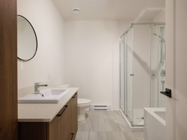 Appartement 2 chambres moderne à Joliette avec salle de bain élégante et espace de vie lumineux. Offre limitée pour une gestion immobilière efficace et fiable.