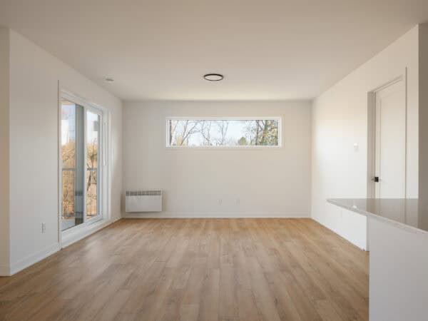 Balcon et luminosité naturelle dans un appartement moderne.