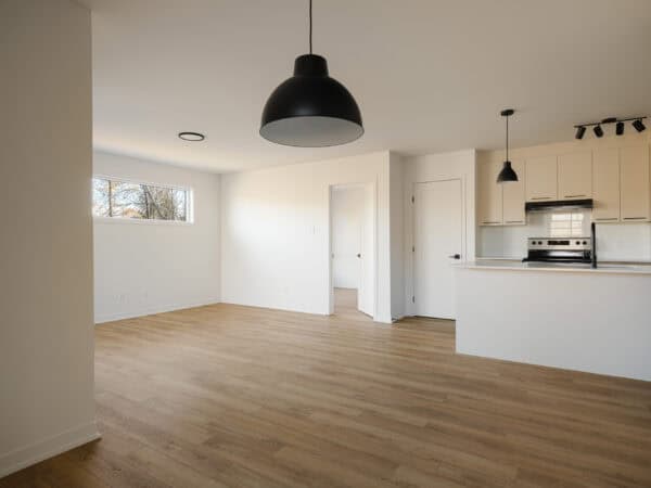 Balcon lumineux dans un appartement 2 chambres à Joliette, idéal pour une vie confortable. Offre limitée, parfait pour ceux recherchant un logement spacieux et bien situé.