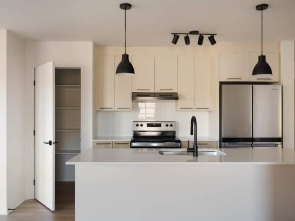 Balcon avec cuisine moderne et espace lumineux.