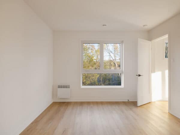 Appartement 2 chambres lumineux à Joliette, idéal pour location ou achat, offrant un espace moderne et confortable dans un environnement paisible.