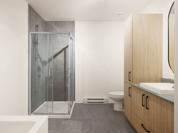Balcon, salle de bain moderne, espace lumineux, gestion immobilière professionnelle.