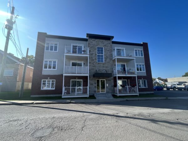 Appartement moderne avec deux chambres spacieuses situé à Lachute, idéal pour un logement confortable. Parfait pour les familles ou les professionnels recherchant un espace pratique et bien situé.