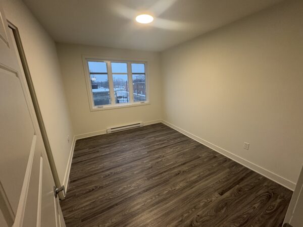 Pièce spacieuse et lumineuse à Lachute, idéale pour un logement confortable, avec fenêtres modernes offrant une belle vue. Parfait pour un appartement ou une maison.