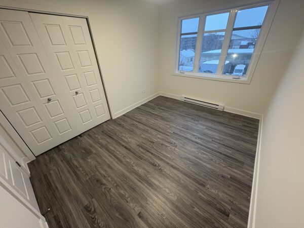 Chambre à louer à Lachute avec deux espaces bien éclairés, parfaits pour un logement confortable. Idéal pour ceux recherchant une location clé en main dans un environnement paisible.