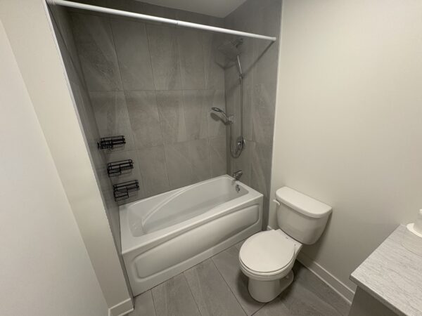 Balcon et salle de bain moderne dans un logement à Lachute.