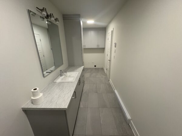 Appartement moderne avec salle de bain à Lachute, idéal pour logement à louer.