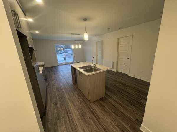 Appartement à louer à Lachute avec deux chambres, cuisine ouverte équipée, et espace de vie lumineux, idéal pour un logement confortable dès maintenant.