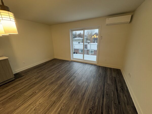 Appartement lumineux avec balcon à Lachute, idéal pour un logement confortable.