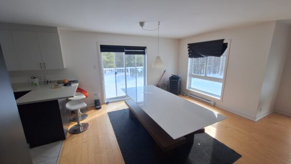 Balcon avec vue sur l'extérieur, intérieur lumineux et moderne, idéal pour famille ou professionnels.