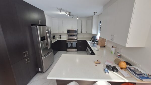 Cuisine moderne avec électroménagers en stainless steel dans un appartement à louer à Saint-Calixte, idéal pour familles recherchant confort et espace.