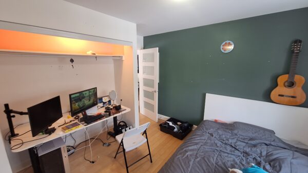 Chambre spacieuse dans un appartement de 3 chambres à louer à Saint-Calixte, idéal pour famille ou étudiants, avec espace de travail et décoration moderne.