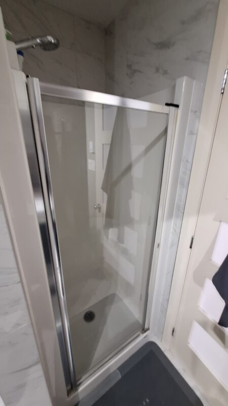 Balcon de douche moderne dans un appartement à louer à Saint-Calixte, parfait pour une famille ou un groupe cherchant un logement confortable et pratique.