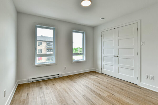 Appartement lumineux avec 3 chambres à Saint-Charles-Borromée, idéal pour famille ou professionnels. Confort moderne, fenêtres spacieuses, espace de vie optimisé.