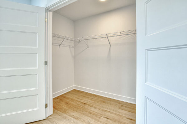 Appartement 3 chambres avec espace de rangement.