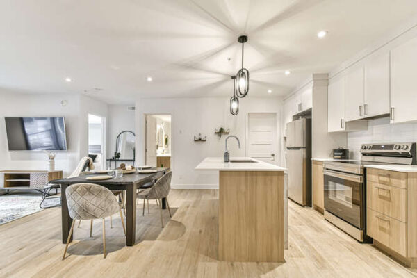 Appartement 2 chambres moderne à Saint-Charles-Borromée, idéal pour famille ou professionnels, avec cuisine équipée et espace lumineux.