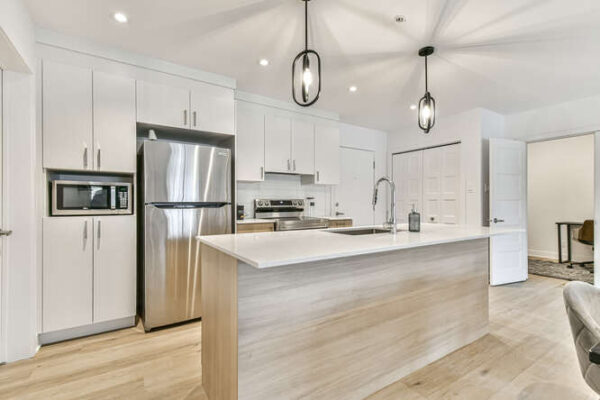 Appartement 2 chambres moderne à Saint-Charles-Borromée, idéal pour famille ou professionnels, avec cuisine équipée et espace lumineux.