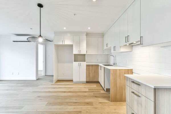 Appartement 3 chambres moderne à Saint-Charles-Borromée, idéal pour famille ou investisseurs, avec cuisine équipée et espace lumineux, parfait pour la gestion immobilière et la location.