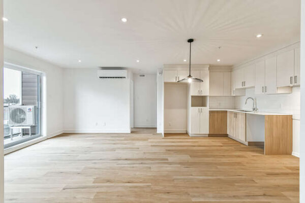 Appartement 3 chambres lumineux à Saint-Charles-Borromée, idéal pour famille ou investisseurs. Confort moderne, cuisine équipée, espace ouvert, proximité des commodités.