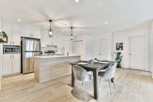 Appartement 2 chambres lumineux à Saint-Charles-Borromée, idéal pour famille ou professionnels, avec cuisine moderne et espace convivial.