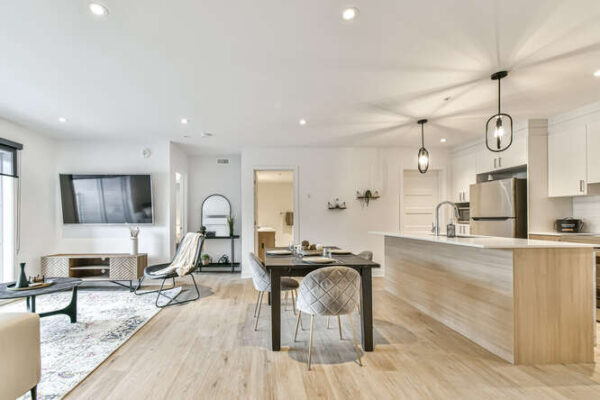 Appartement lumineux avec cuisine moderne et espace de vie ouvert à Saint-Charles-Borromée.