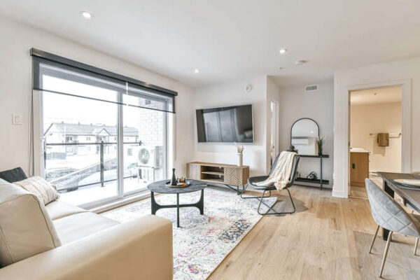 Appartement lumineux avec salon moderne et vue sur la ville. Parfait pour une location ou gestion immobilière à Saint-Charles-Borromée.