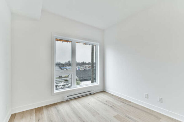 Appartement 3 chambres lumineux avec vue sur le port à Saint-Charles-Borromée, idéal pour la gestion immobilière et l'investissement locatif.
