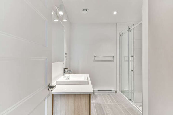 Balcon et salle de bain moderne dans un appartement à Saint-Charles-Borromée. Confort et style pour votre logement idéal.