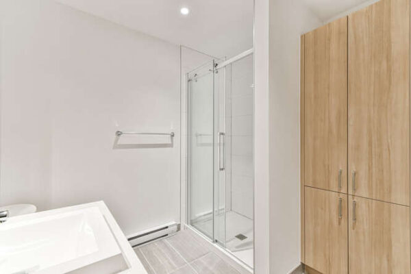 Balcon avec salle de bain moderne et cabine de douche.