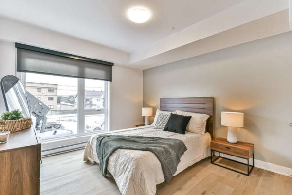Appartement lumineux avec deux chambres à Saint-Charles-Borromée, idéal pour un séjour confortable en juillet. Confort moderne, décoration élégante, et vue agréable sur la ville.