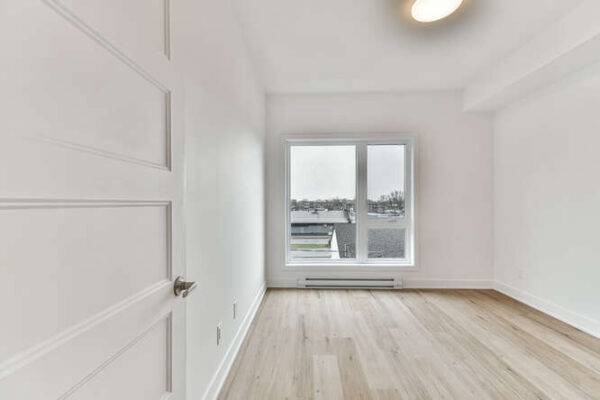 Appartement lumineux avec grande fenêtre à Saint-Charles-Borromée, idéal pour une famille ou un investissement immobilier.