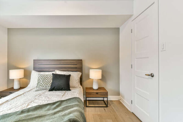 Appartement 1 chambre à Saint-Charles-Borromée, idéal pour location ou gestion immobilière. Confort moderne avec éclairage chaleureux et mobilier fonctionnel.