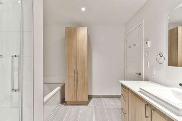 Balcon et salle de bain moderne dans un appartement spacieux.