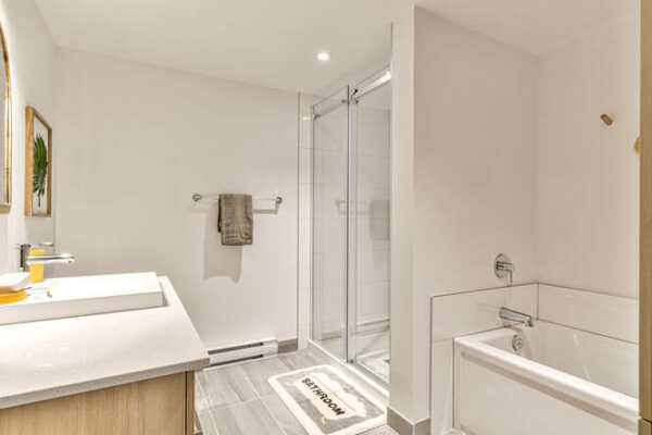 Balcon et salle de bain moderne dans un appartement à Saint-Charles-Borromée. Confort et style pour un logement idéal.