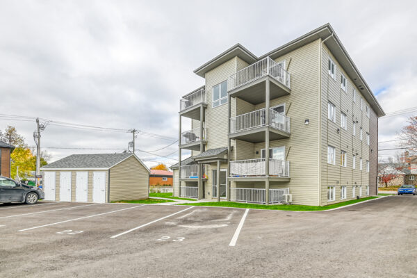 Appartement 2 chambres à Crabtree, idéal pour famille ou professionnels, avec balcon privé et stationnement inclus, dans un immeuble moderne et bien situé.