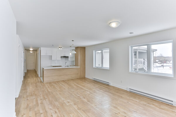 Appartement 2 chambres lumineux à Crabtree, idéal pour famille ou professionnels, avec cuisine moderne, grandes fenêtres et espace ouvert.