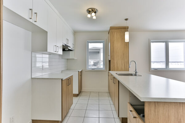 Appartement 2 chambres lumineux à Crabtree, idéal pour famille ou professionnels, avec cuisine moderne et espace convivial.