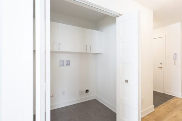 Appartement 2 chambres à Crabtree, disponible en juillet, avec espace de rangement et cuisine moderne. Parfait pour une vie confortable dans un environnement résidentiel calme.