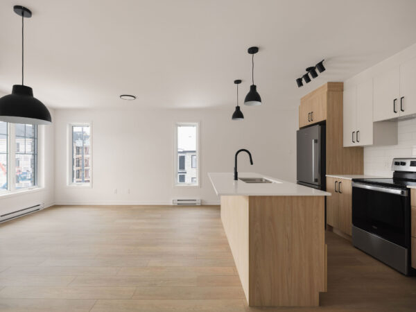 Balcon lumineux avec vue dégagée dans un appartement de 3 chambres à Brownsburg-Chatham, parfait pour une famille ou un professionnel recherchant confort et espace.