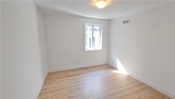 Vue intérieure d'un appartement lumineux avec deux chambres à Joliette, idéal pour un logement confortable et moderne.