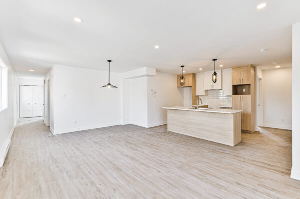 Balcon lumineux dans un appartement de 3 chambres à Sainte-Julienne, parfait pour une famille ou un professionnel recherchant confort et espace.
