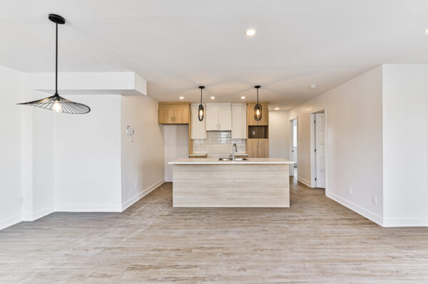 Appartement 3 chambres lumineux à Sainte-Julienne, idéal pour famille, avec cuisine moderne et espace ouvert. Parfait pour un confort optimal en juillet.