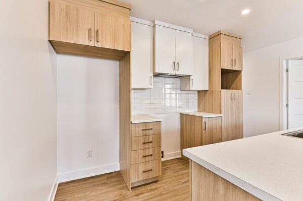 Appartement 3 chambres lumineux à Sainte-Julienne, idéal pour famille, avec cuisine moderne et espace convivial. Parfait pour profiter du style de vie urbain dans un environnement paisible.
